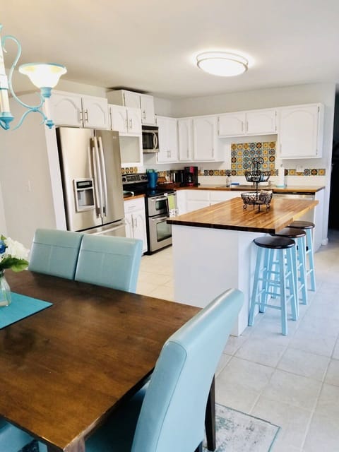 Private kitchen | Fridge, microwave, oven, stovetop