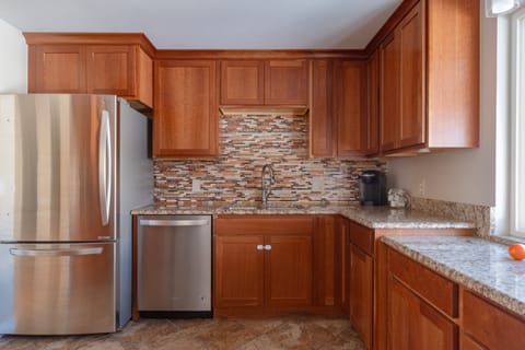 Marble countertops for the fully equipped kitchen