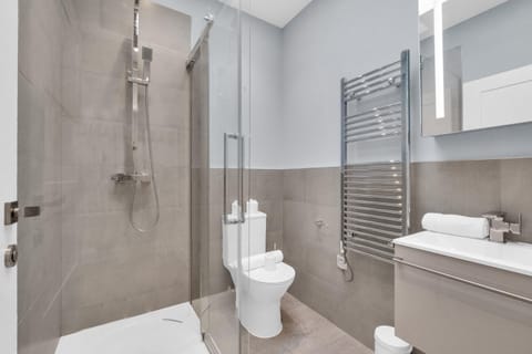 Combined shower/tub, hair dryer, towels