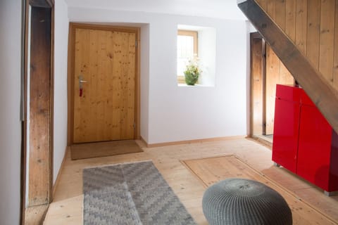 Entrance area with access to the kitchen and bathroom