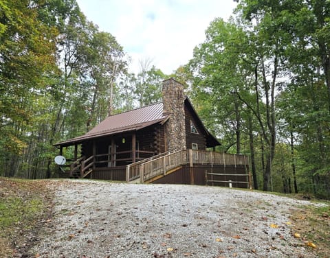 12 person cabin with 2 king beds, 1 queen and 6 single twins in the bunk loft