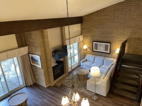 3 BR Alpine Loft in Ski Lodge - 5 min bus to Vail! Apartment in Vail