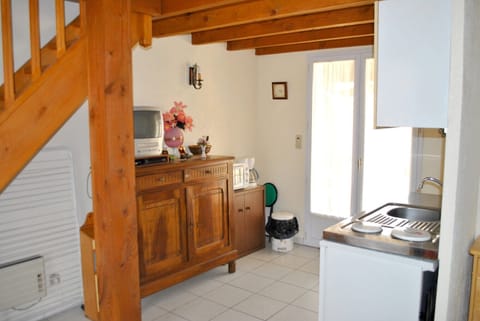 Fridge, stovetop, coffee/tea maker