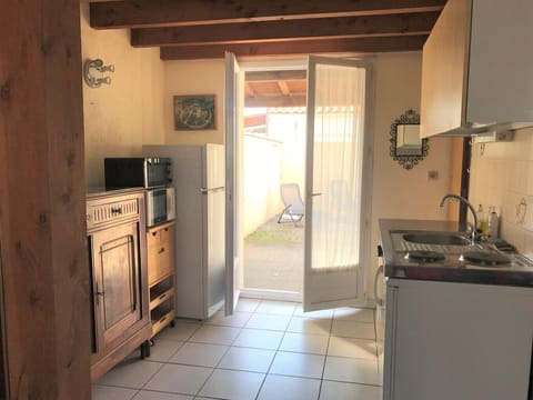 Fridge, stovetop, coffee/tea maker