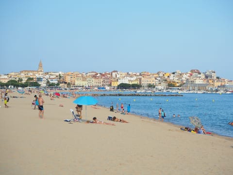 Beach nearby, sun loungers