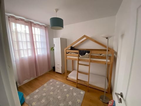 4 bedrooms, desk, iron/ironing board, travel crib