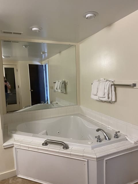 Combined shower/tub, jetted tub, hair dryer, towels