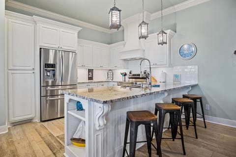 Beach Breeze Kitchen: Seating for four at the granite peninsula.