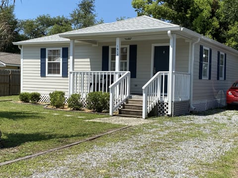 Florida Cottage 3 bedroom, 2 bath private home to relax with friends and family!