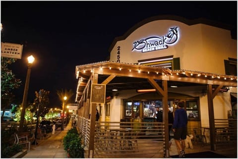 Close to many restaurants and shops in both Laguna Beach and Dana Point