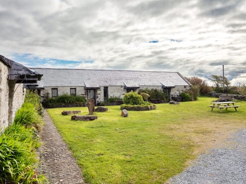 Large Garden Area with Picnic Bench Ventry Farm Seaside Cottage Ventry County Kerry Ireland