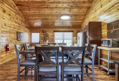 Smoky Mountain Cabin "Magic Views" - Dining area