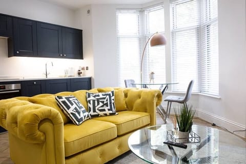 Large sofa to relax and unwind. Fully equipped kitchen.