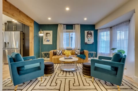 Bring out your most elegant wardrobe & take your next Instagram profile photo!