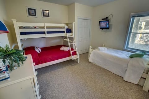 8 bedrooms, iron/ironing board, free WiFi, bed sheets
