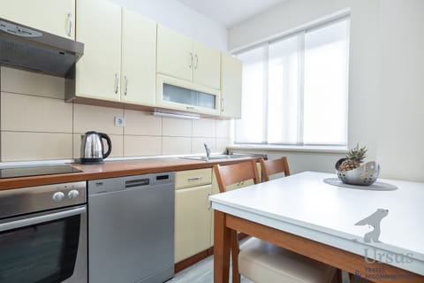 Fully equipped kitchen with dining area