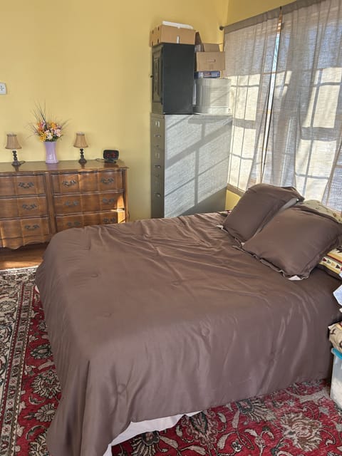 1 bedroom, bed sheets