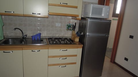 Fridge, microwave, stovetop, cookware/dishes/utensils