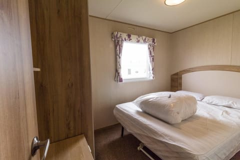 Superb caravan, sleeps 8, at Caister Beach in Norfolk ref 30020T Campground/ 
RV Resort in Caister-on-Sea