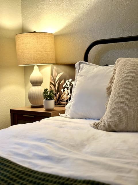 Bedroom 3 with queen-size bed