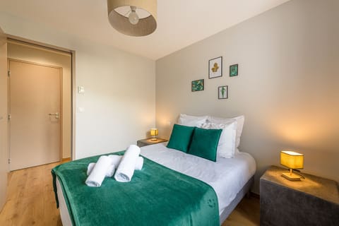Relax in our comfortable double room in the upscale apartment near the Impérial beach in Annecy. With its elegant design and modern amenities, this room offers a haven of peace after a busy day exploring the surrounding area.