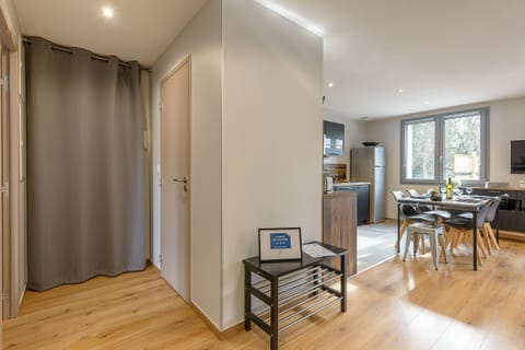 Discover our magnificent, light-filled living room, with its open, fully-equipped kitchen. Enjoy the generous space of this convivial room, ideal for gathering with family or friends. With its modern layout and quality finishes, this living space invites you to relax and enjoy, just a few steps from the beach and the center of Annecy.