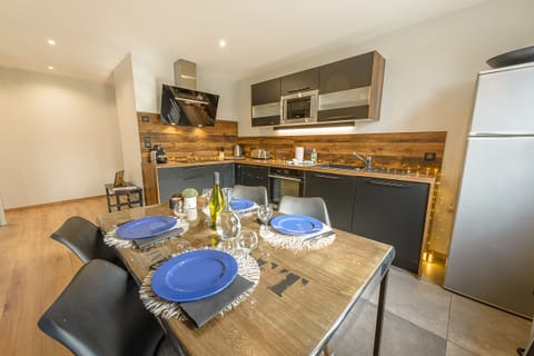 Explore our fully equipped kitchen and dining room for up to 6 guests, in our luxury apartment near the Impérial beach in Annecy. This spacious, functional space is perfect for preparing and enjoying meals with family and friends. With its modern layout and quality equipment, this kitchen and dining room offer a pleasant culinary experience, just a few steps from the lake and the center of Annecy.