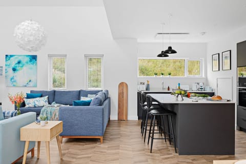 Kitchen island overlooking open living area with island seating for 3 guests - 5 The Vista, Willingcott