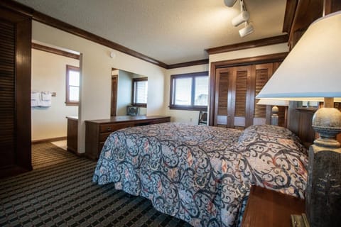 Guest Bedroom (Loft)