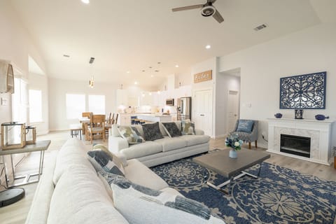 ๐ Unwind on our inviting couches, the perfect spot for late-night chats. ๐๐๏ธ