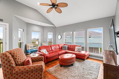 Bright and Spacious living room!