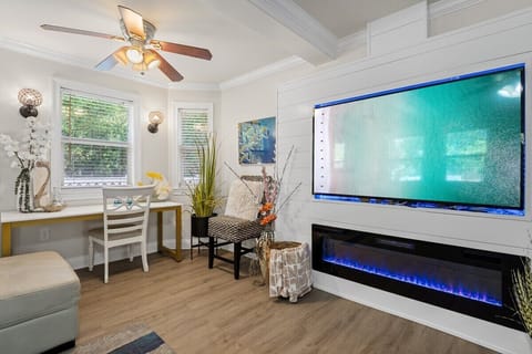 Smart TV, fireplace