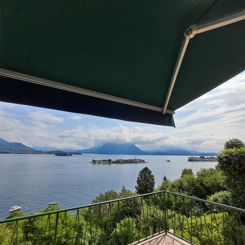 Rollout sunscreen tent on terrace