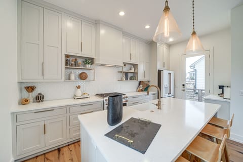 Kitchen | Trash Bags/Paper Towels | 1st Floor