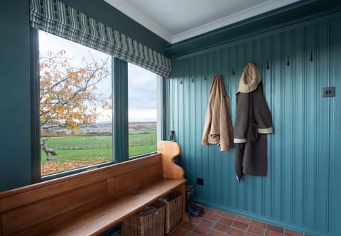 Overthickside Cottage - boot room with bench seating and coat hooks