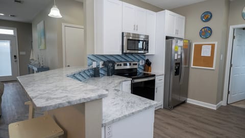 006 Lazy Daze Beach House Fully Equipped Kitchen