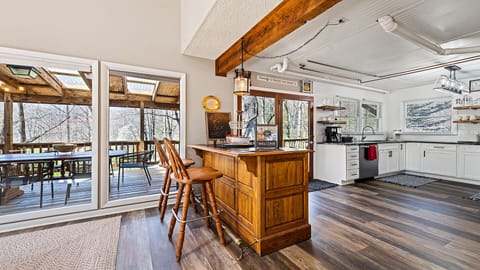 Island between the dining room/kitchen area