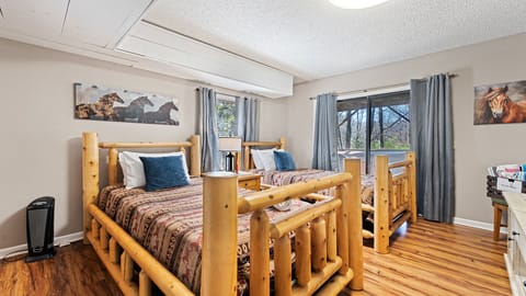 Lower-Level Twin Bedroom w/ensuite full bathroom