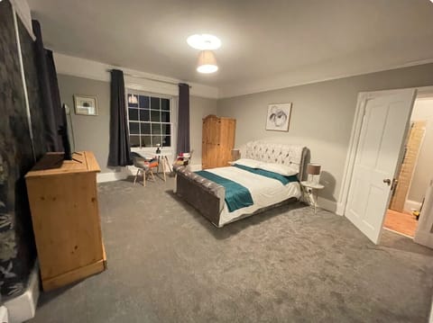 8 bedrooms, iron/ironing board, free WiFi, bed sheets