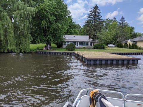 Lakefront house with land dock Cabin in Conneaut Lake