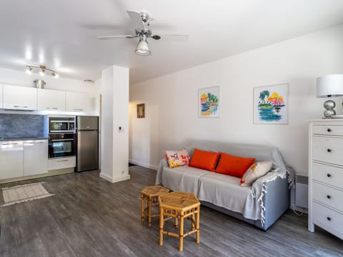 Sky, Water, Building, Property, Daytime, Swimming Pool, Window, Blue, Azure, Architecture