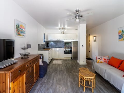 Sky, Water, Building, Property, Daytime, Swimming Pool, Window, Blue, Azure, Architecture