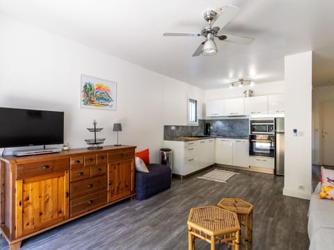 Sky, Water, Building, Property, Daytime, Swimming Pool, Window, Blue, Azure, Architecture