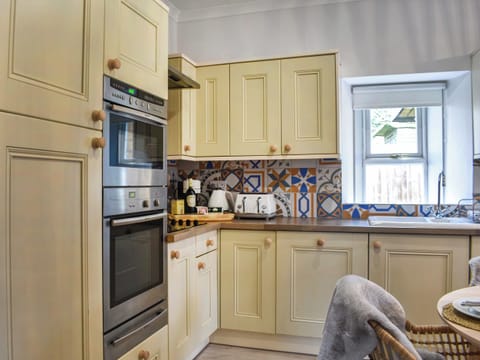 Kitchen | Cottage 2, Woodhead of Mailer