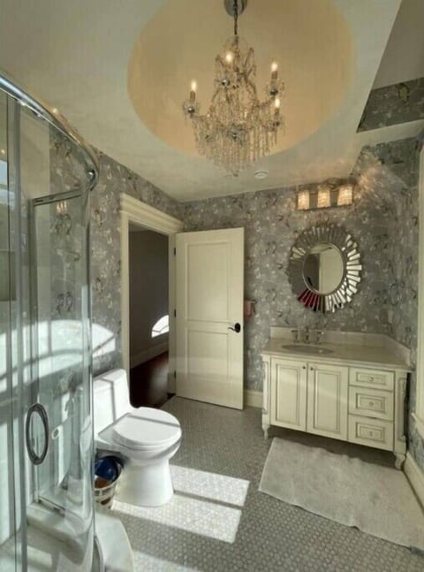 Combined shower/tub