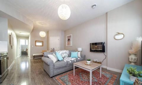 Boho Suite - Long Stays - King Bed - Fireplace & WiFi House in Edmonton