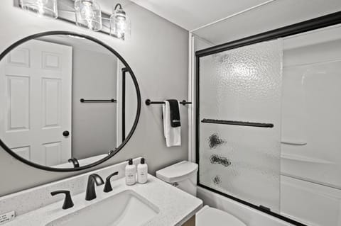 Combined shower/tub, hair dryer, towels