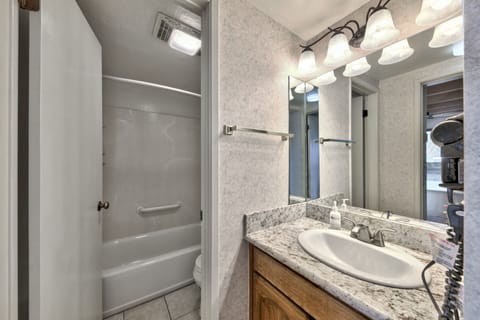 Combined shower/tub, hair dryer, towels