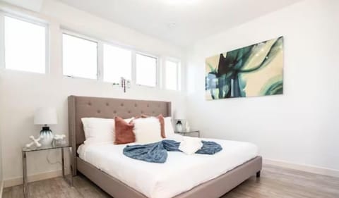 Spacious Modern Suite - King Bed - Central - WiFi! Bed and Breakfast in Edmonton