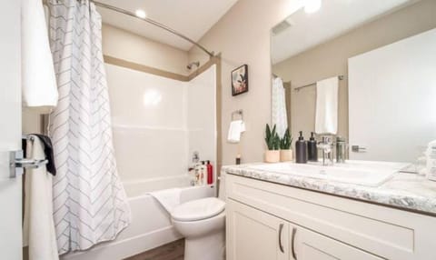 NEW - Euro-Style Suite - Whyte Ave\/Clean\/NFLX\/Sleeps6\n Bed and Breakfast in Edmonton
